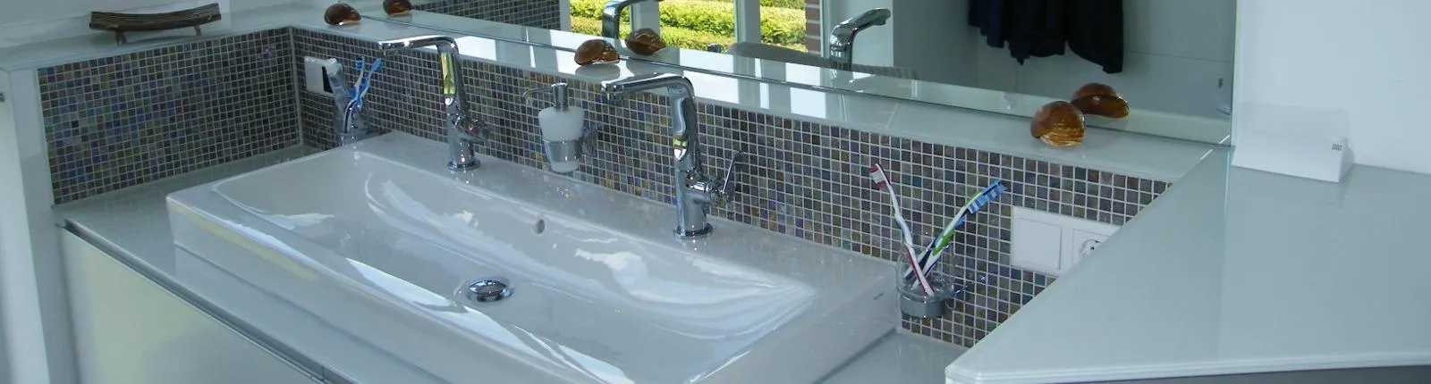 Header für Duschbadtraum in weiß von Brüning.