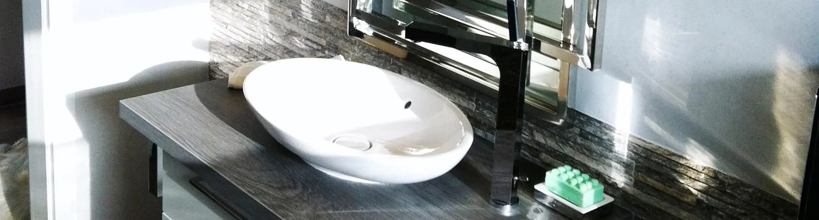 Waschtisch der geschmackvollen Bäder von Brüning.