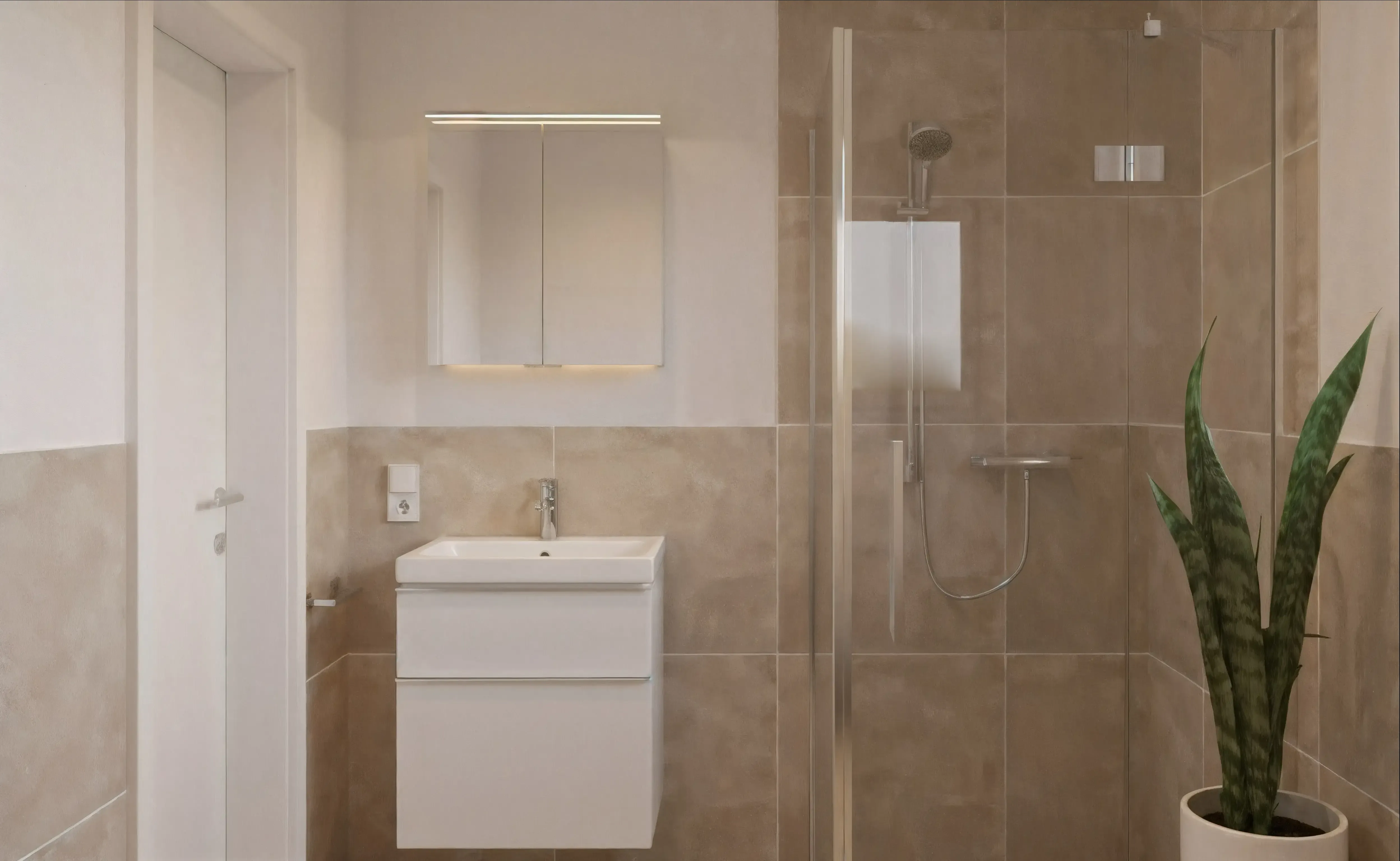 Ein stilvolles Badezimmer mit bodentiefer Dusche und rahmenloser Glasabtrennung bietet funktionales Design in ruhigen Naturfarben. Der rechteckige Waschtisch mit integriertem Unterschrank ist platzsparend montiert. Oberhalb befindet sich ein beleuchteter Spiegelschrank, der zusätzlichen Stauraum schafft. Die grüne Pflanze im Vordergrund ergänzt das Design durch ein natürliches Element.
