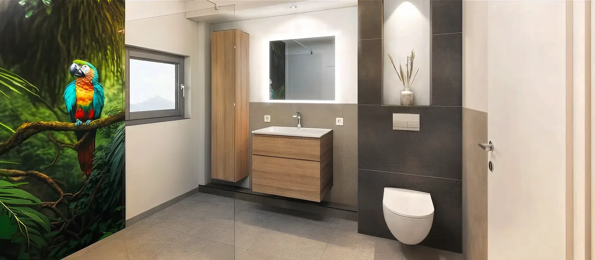 Ein modernes Badezimmer mit schwebendem Waschtisch in Holzoptik, LED-beleuchtetem Spiegel und wandhängendem WC mit dunkler Vorwandinstallation. Die bodengleiche Dusche links wird durch eine auffällige Rückwand mit tropischem Papageienmotiv zum Blickfang. Warme Grautöne und natürliches Licht erzeugen ein harmonisches Ambiente. Das Design verbindet Funktionalität mit einem einzigartigen Gestaltungselement.