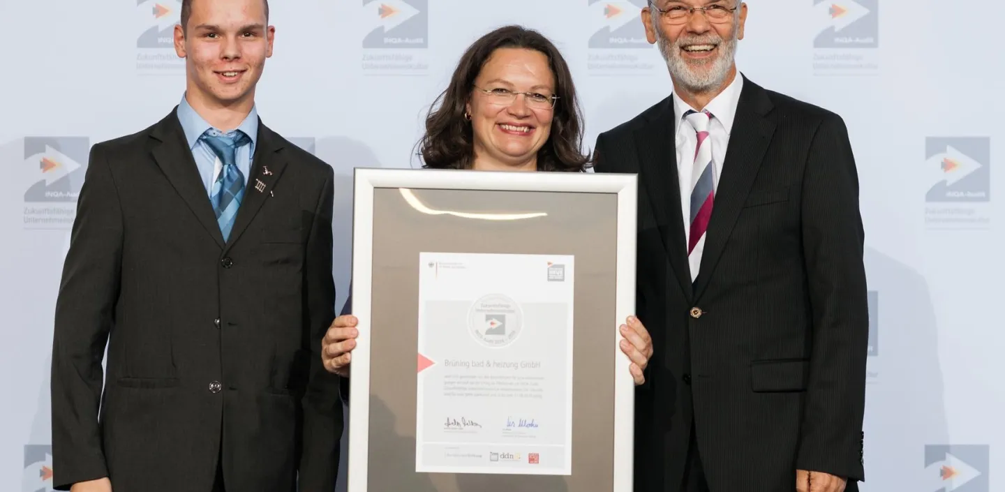 Bundesarbeitsministerin Andrea Nahles zeichnet Brüning bad & heizung GmbH für zukunftsfähige Unternehmenskultur aus.