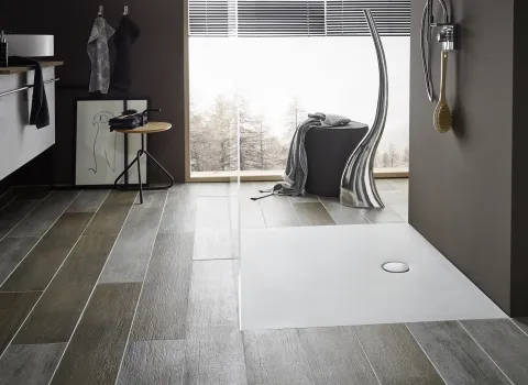 Wohnliches Badezimmer mit bodenebener Duschfläche von Mauersberger.