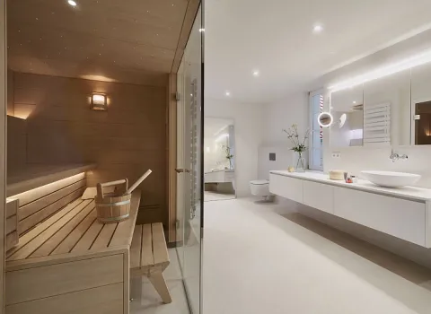 Helles Badezimmer mit integirerter Sauna.
