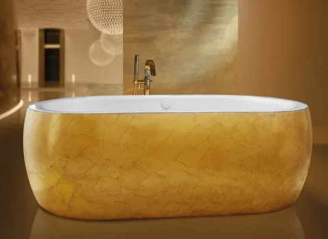 Freistehende ovale Badewanne mit goldfarbener Metallstruktur von Mauersberger