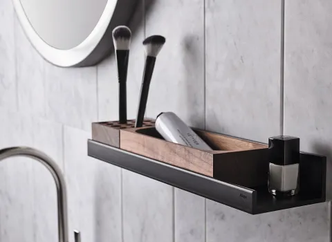 Alape Assist Badezimmer-Ablage mit Schminksachen. 
