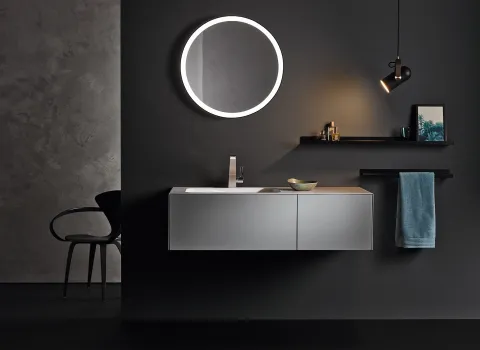 Dunkles Badezimmer mit Designleuchtspiegel von Alape.