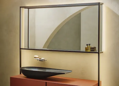 Ein moderner Waschtisch mit einem stilvollen Leuchtspiegel, der warmes Licht spendet.