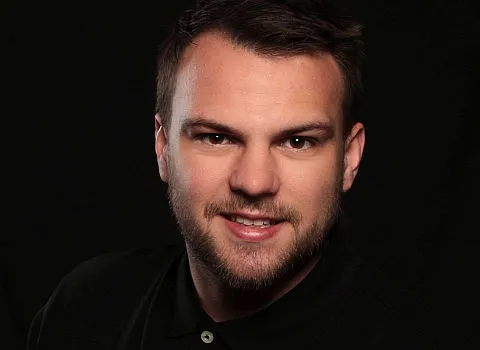 SHK-Meister Leon Schulte mit dunklem vor schwarzem Hintergrund.