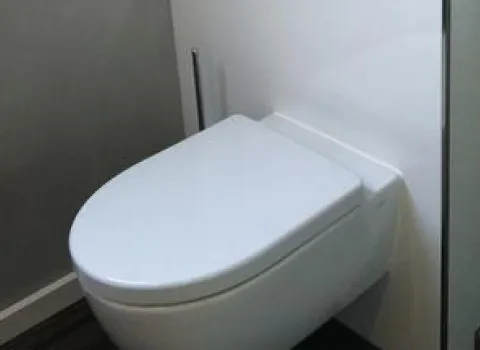 Wandtoilette der Badezimmermodernisierung von Brüning.