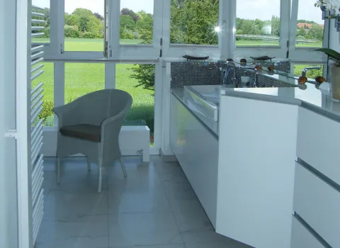 Badmöbel, Sanitärobjekte und Armaturen des Duschbads von Brüning.