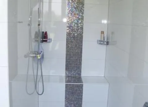 geräumige, bodenebene Blickfang Dusche von Brüning.