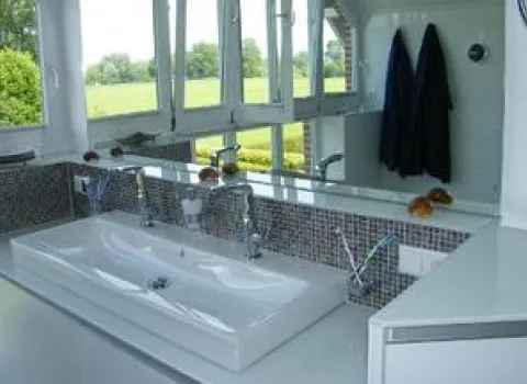 Duschbad von Brüning mit Mosaik im Waschbereich.