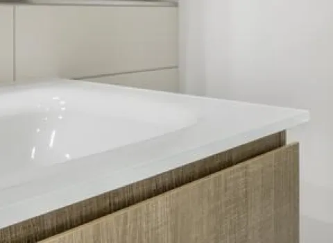 Glaswaschtisch im Waschbereich des Dachbads von Brüning.