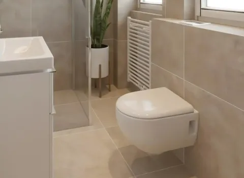 Ein helles, modernes Badezimmer mit wandhängender Toilette und bodengleicher Dusche in beige-grauen Naturtönen. Große Fenster lassen viel Tageslicht in den Raum, was die freundliche Atmosphäre unterstreicht. Ein weißer Heizkörper unter dem Fenster dient gleichzeitig als Handtuchwärmer. Im Duschbereich steht eine grüne Pflanze im Design-Topf als stilvoller Akzent.
