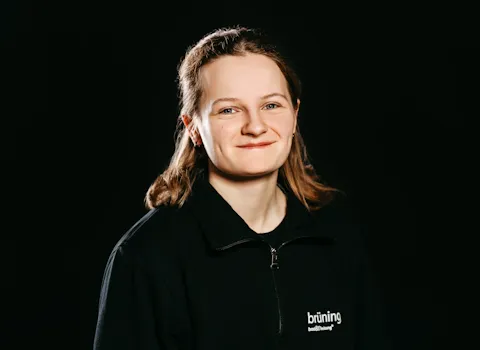 Die Auszubildende Nikola Meiritz vor schwarzen Hintergrund.