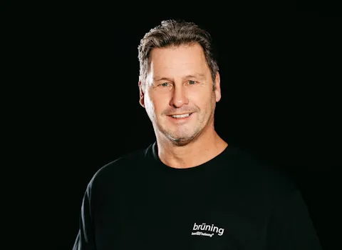 Kundendiennstmonteur Olaf Voß vor schwarzen Hintergrund.