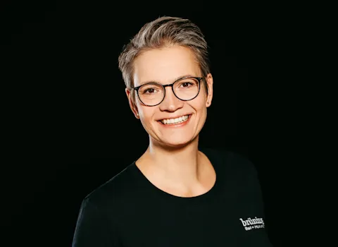 Badplanerin Stephanie Lemuth vor scharzen Hintergrund.