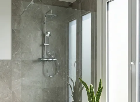 Ebenerdige Dusche mit Regendusche, Glasabtrennung und großformatigen Natursteinfliesen in modernem Badezimmerdesign.