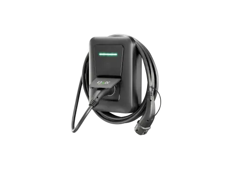 Eine schwarze Wallbox Efy von E3DC mit angeschlossenen Ladekabel vor neutralen Hintergrund.