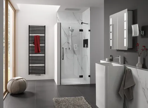 Moderne Nischendusche Aperto Pur von HSK mit schwarzen Beschlägen und hochwertiger Marmoroptik.