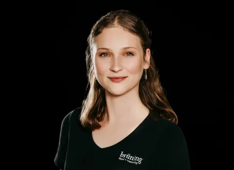 Portrait der Assitentin der Geschäftsleitung Tjarda Brüning vor schwarzen Hintergrund.