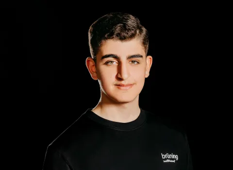 Der Auszubildende Mischa Gevorgyan vor schwarzen Hintergrund.