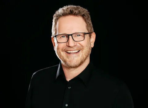 Portrait des Geschäftsführers Peter Schwendemann vor schwarzen Hintergrund.