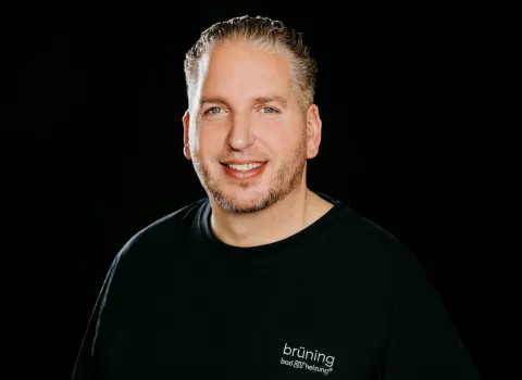 Portrait des Kundendienstleiters der Firma Brüning vor schwarzen Hintergrund.