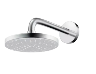 Eine modernee, runde Kopfbrause aus verchromtem Metall ist an einer Wandhalterung befestigt. 