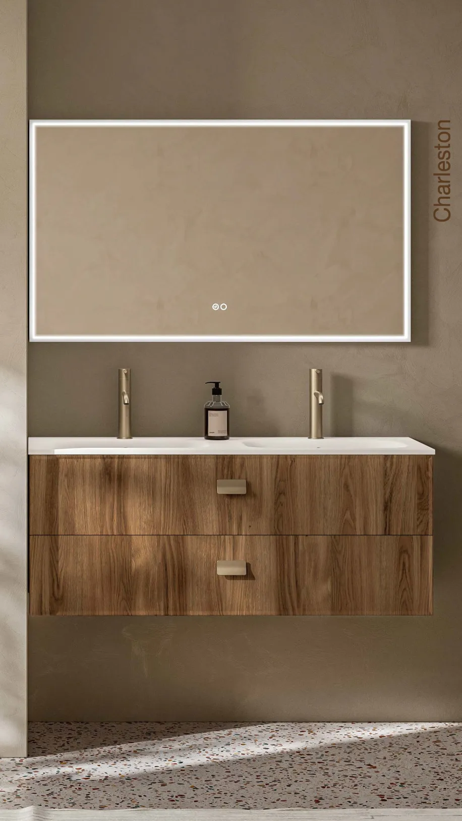 Wandhängender Doppelwaschtisch in warmer Holzoptik mit goldfarbenen Armaturen und rechteckigem LED-Spiegel.