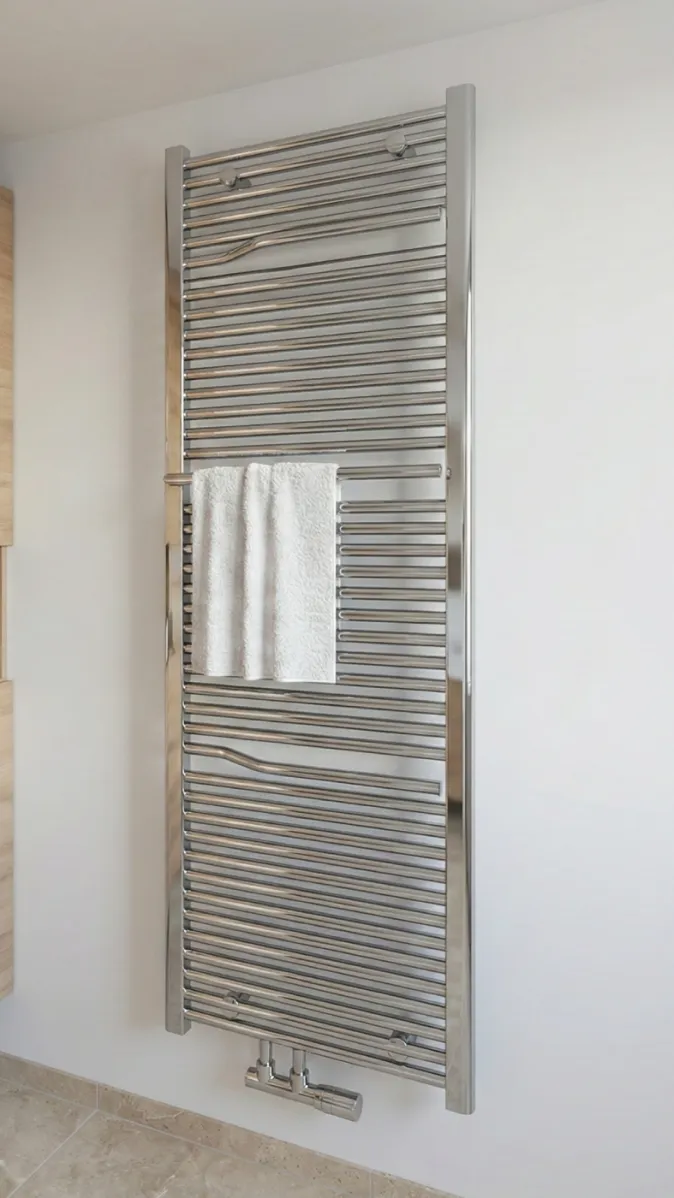 Chrom-Heizkörper im Bad mit horizontalen Rohren und integrierter Handtuchstange.