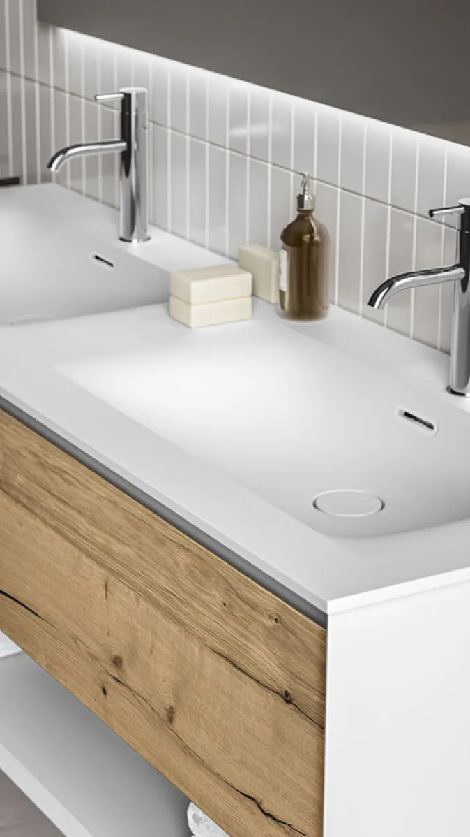 Weißer Waschtisch Iks Up von Stocco mit hellen Holzschubladen.