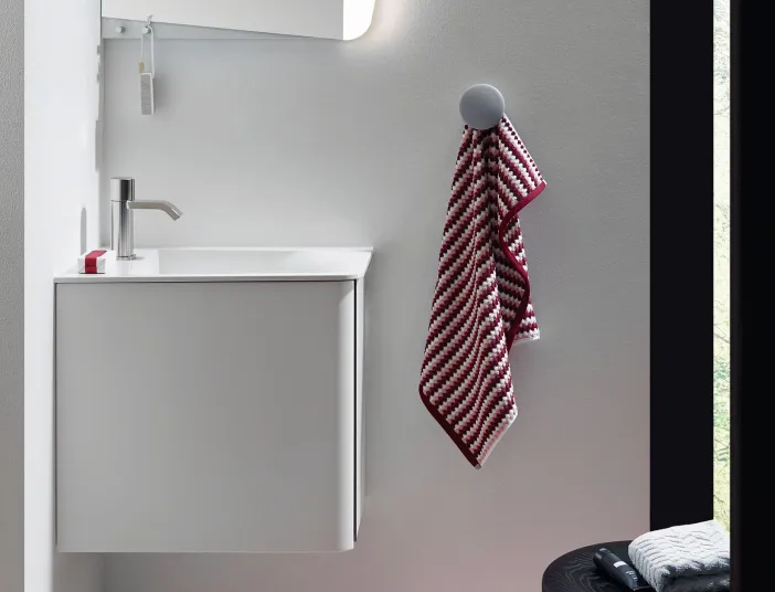 Kleines Gästebad mit einem minimalistischen weißen Waschbecken der Serie Badu von burgbad.