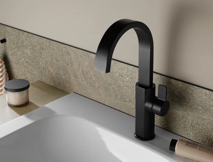 Hohe AquaXPro Plus Waschtischarmatur in Schwarz matt an einem modernen Waschplatz.
