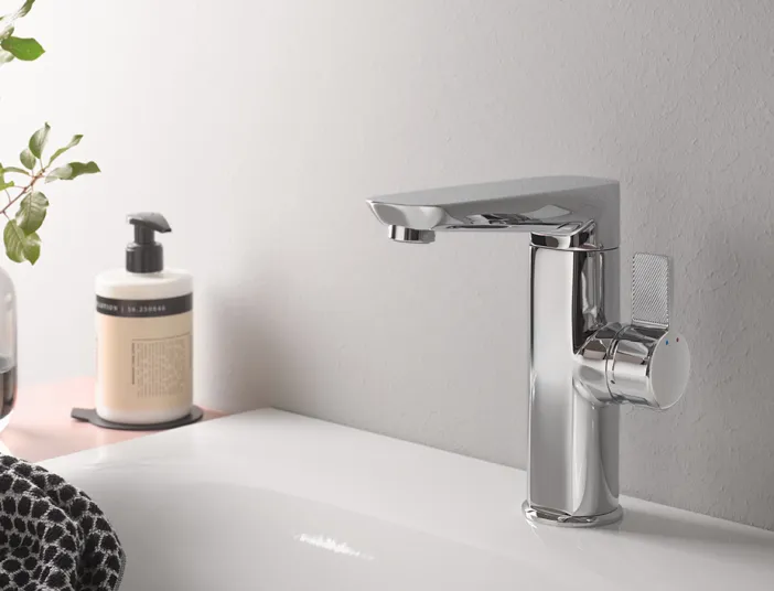Verchromte AquaXPro Waschtischarmatur als Einhebelmischer auf einem modernen Waschbecken.